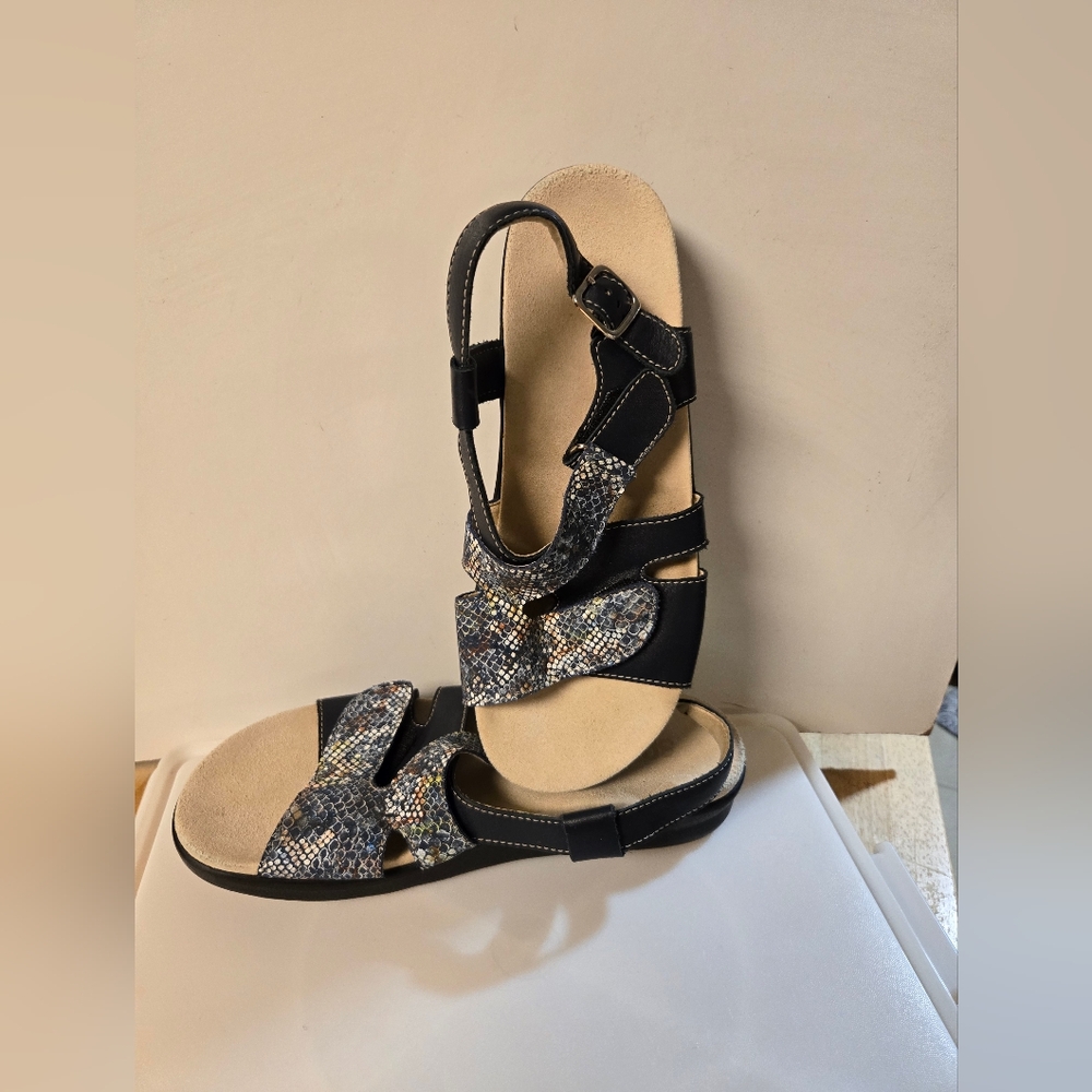 SAS: Stylish Black and Blue Sandals - Picture 3 of 6